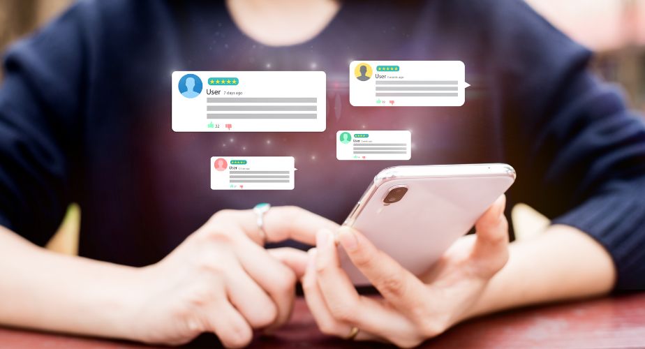 Gestión de reseñas de clínicas y profesionales de la salud Gestión de reseñas de clínicas y profesionales de la salud: persona respondiendo a las reseñas desde un móvil.
